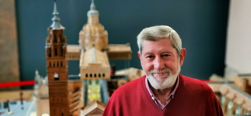 Manuel Acosta Gallego junto a la Catedral de Tarazona