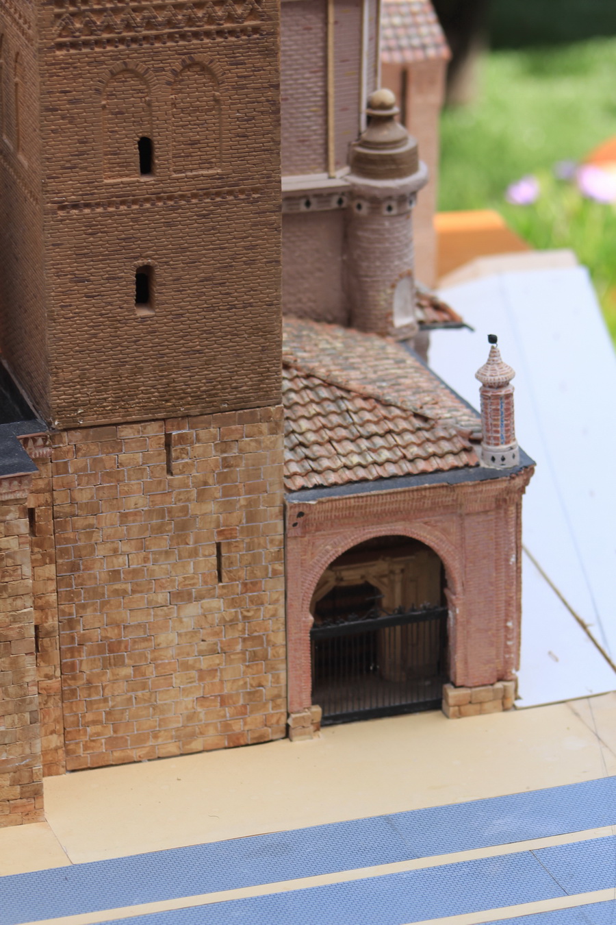 Comparativa con la catedral real al fondo
